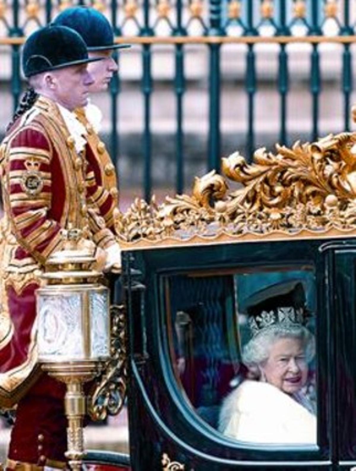 La reina Isabel II, amb el duc d’Edimburg, arriba a Westminster. La reina Isabel II, amb el duc d’Edimburg, arriba a Westminster.