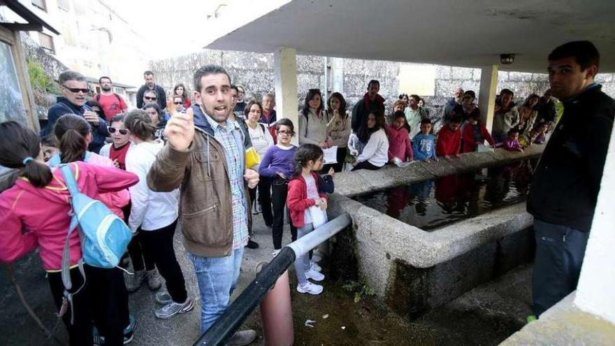 Participantes, ayer, en el recorrido por los molinos situados en el curso del río Baíña. // Adrián Irago