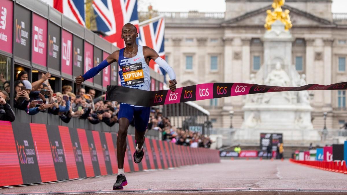 Kelvin Kiptum, ganando el maratón de Londres en 2023