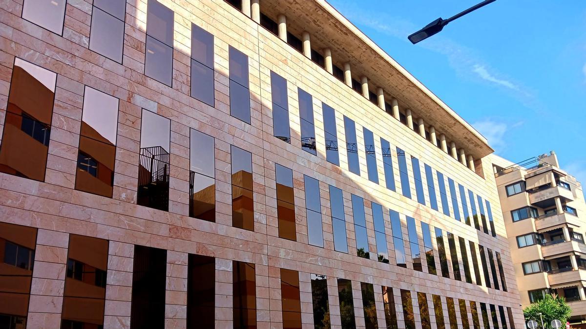 El Instituto Nacional de la Seguridad Social denegó a la  empleada la prestación de incapacidad permanente.