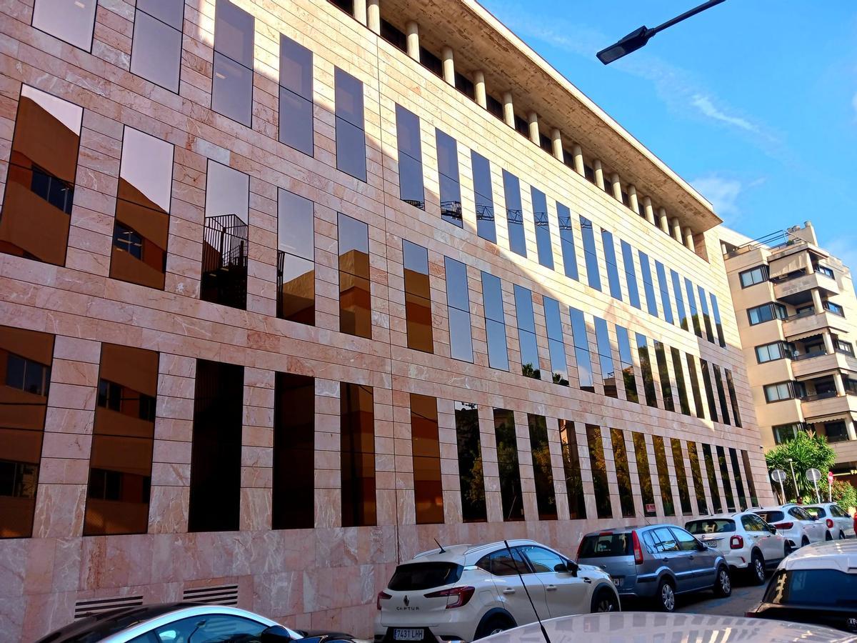 El Instituto Nacional de la Seguridad Social denegó a la  empleada la prestación de incapacidad permanente.