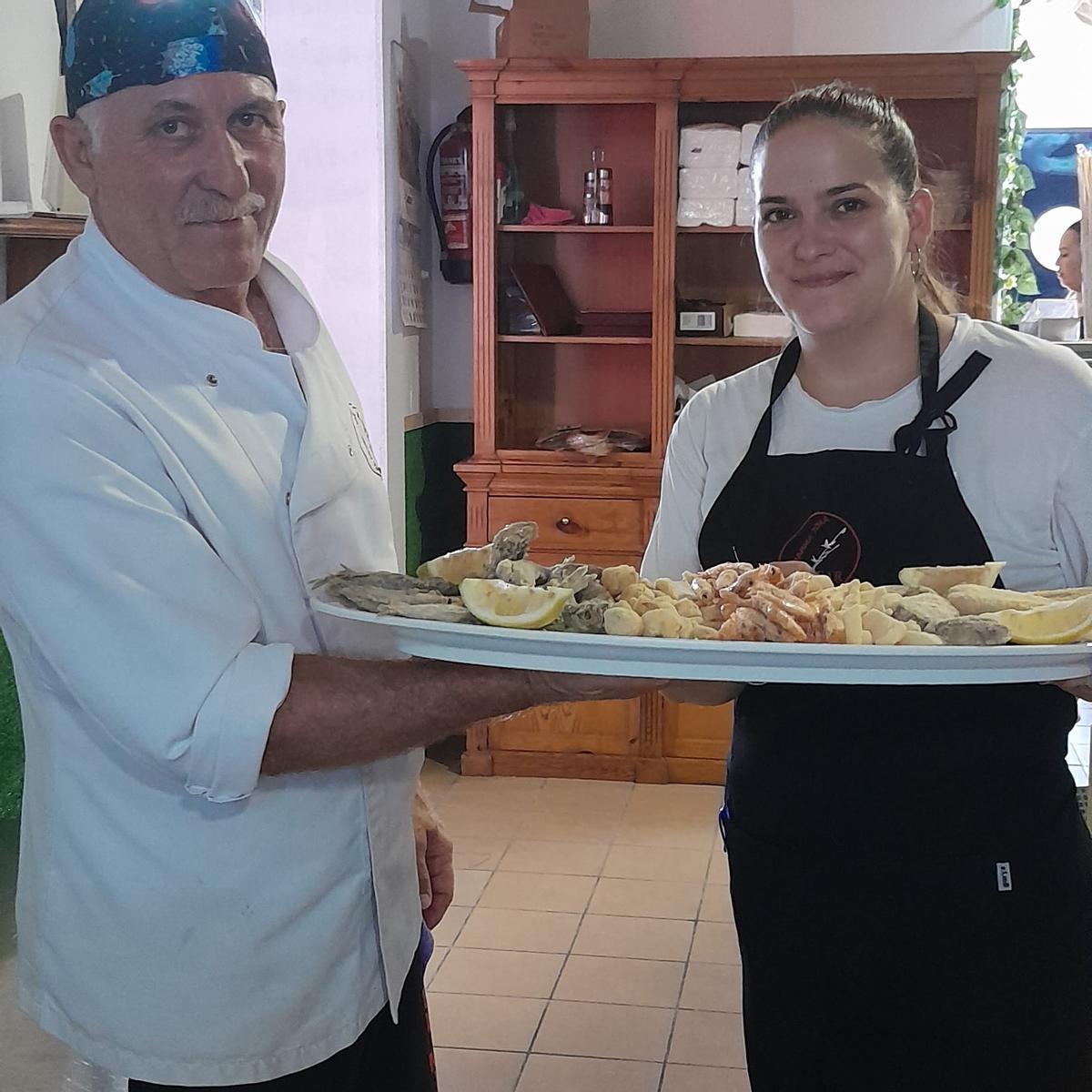 Padre e hija con un plato XXL de 'pescaíto' frito