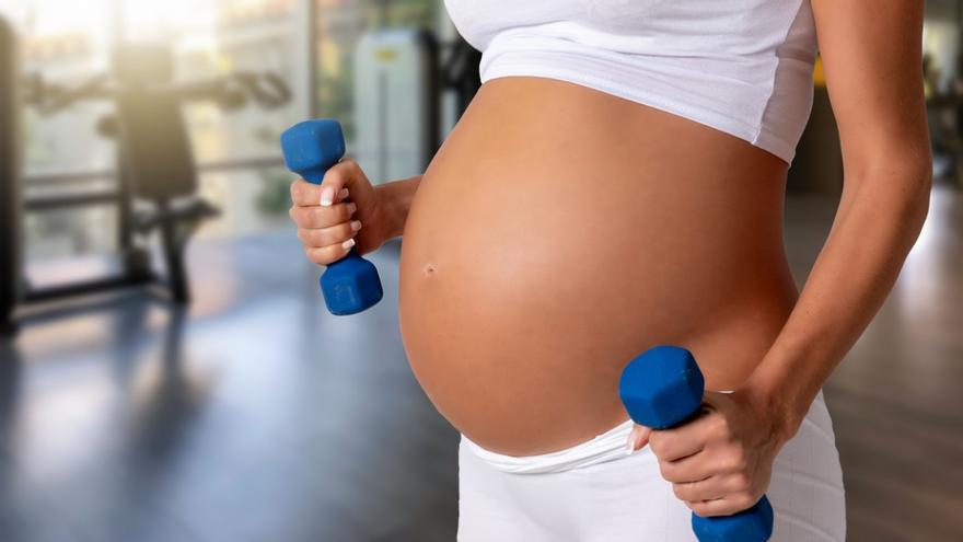 Esta mujer embarazada es capaz de levantar pesas de esta peculiar manera
