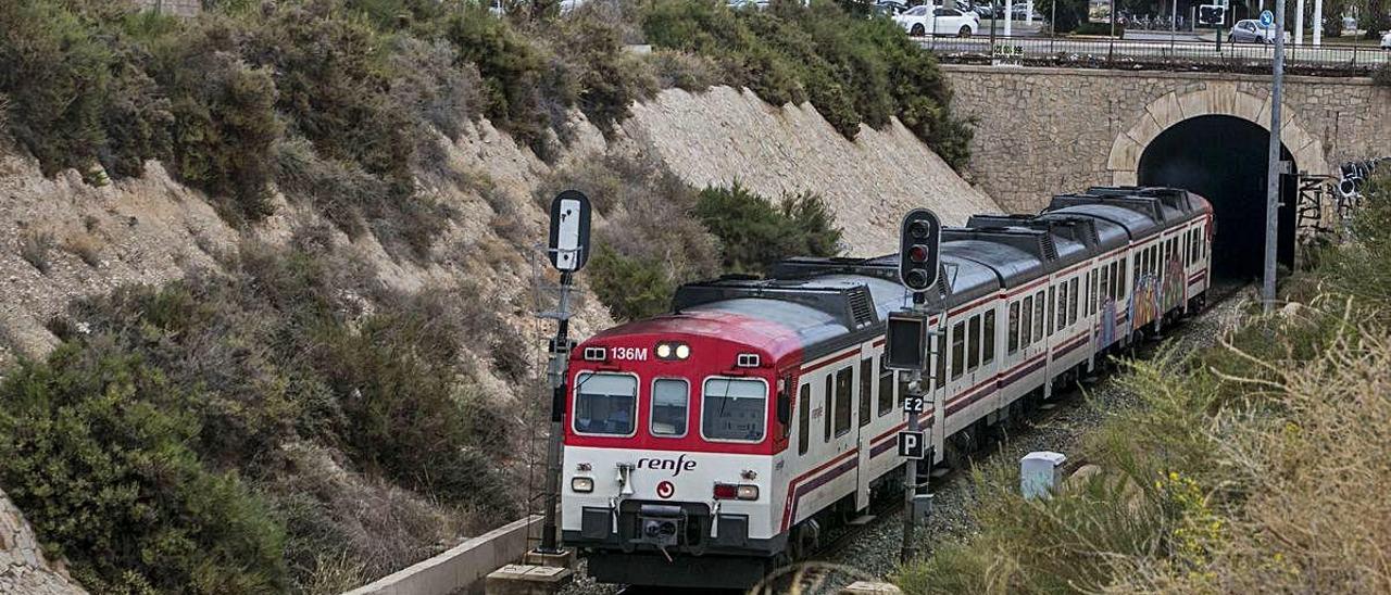 El tren que une Alicante y Murcia, a su paso por el túnel subterráneo de Elche. ANTONIO AMORÓS