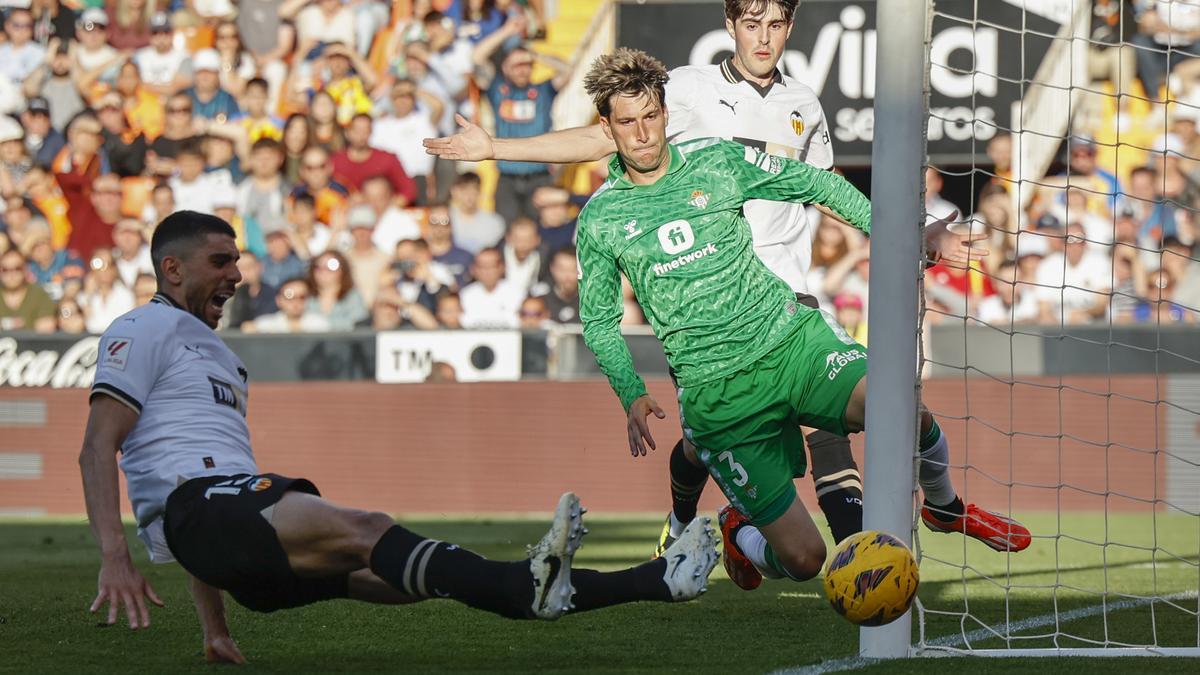 El defensa del Real Betis Juan Miranda durante el partido de la jornada 32 de LaLiga EA Sports, entre el Valencia y el Betis, disputado este sábado en el estadio Mestalla.