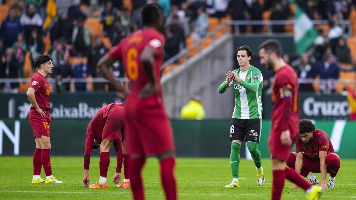Valentin Gomez of Real Betis celebrate the victory during the Spanish league, LaLiga EA Sports, football match played between Real Betis and Valencia CF at La Cartuja stadium on February 1, 2026, in Sevilla, Spain. AFP7 01/02/2026 ONLY FOR USE IN SPAIN. Joaquin Corchero / AFP7 / Europa Press;2026;SPORT;ZSPORT;SOCCER;ZSOCCER;Real Betis v Valencia CF - LaLiga EA Sports