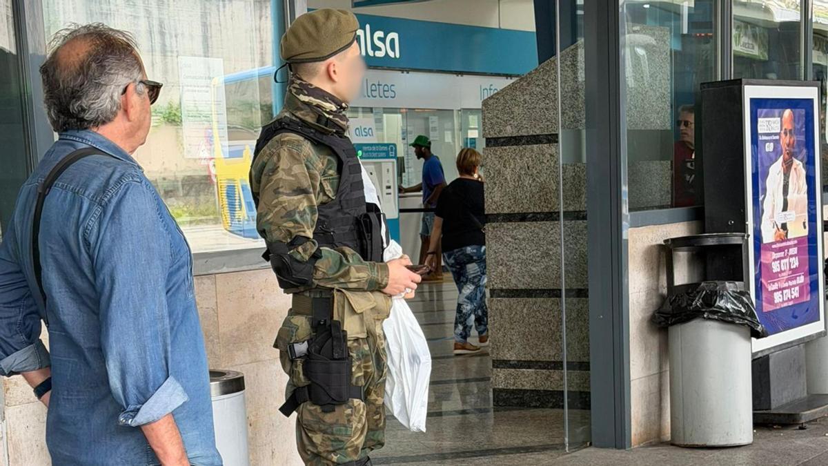 detienen a un hombre por simular que llevaba un arma