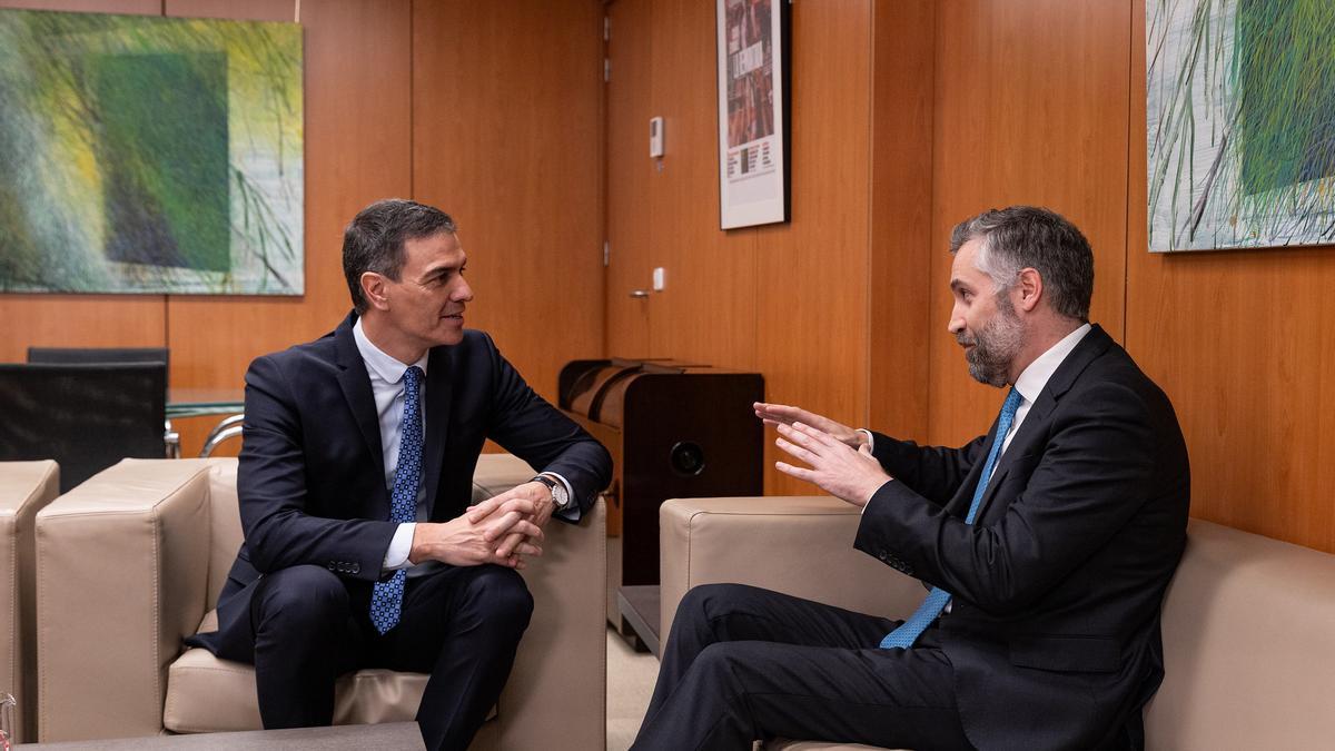 El presidente del Gobierno, Pedro Sánchez, y el nuevo líder del Partido Socialista (PS) portugués, Pedro Nuno Santo.