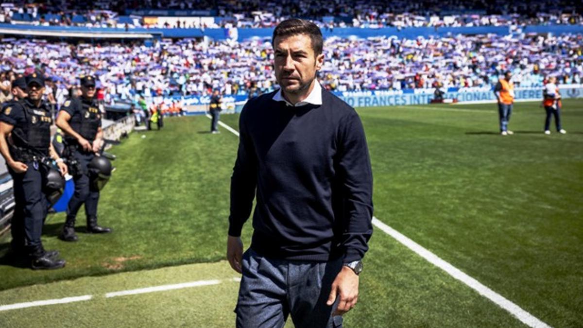 Gabi Fernández, junto al banquillo del Real Zaragoza en el partido frente al Mirandés.