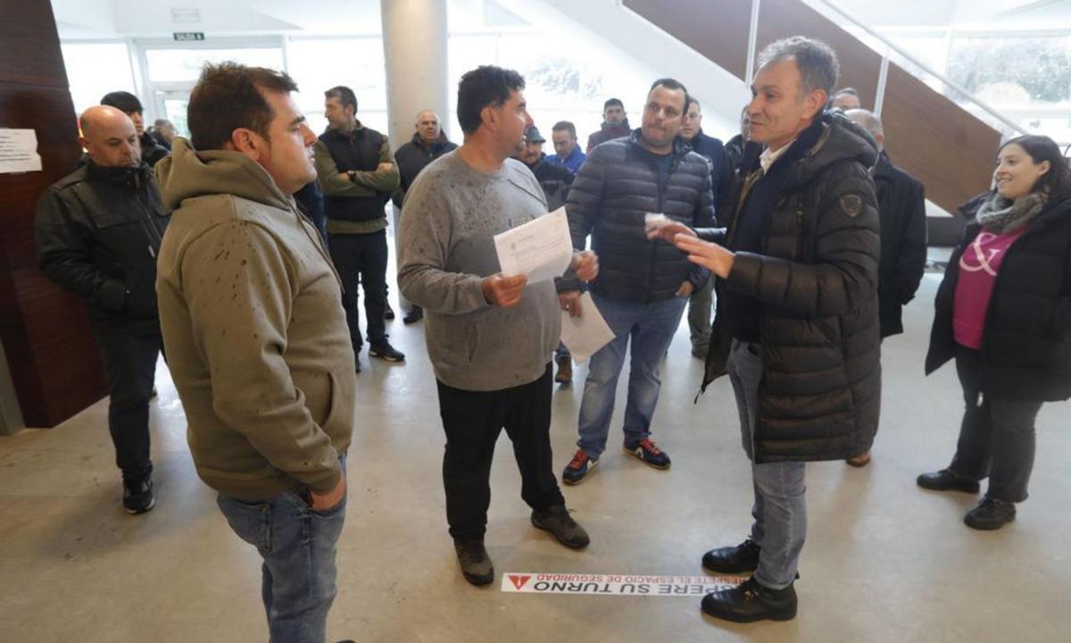 Arriba, Jorge Suárez recibiendo a los ganaderos a su llegada al Ayuntamiento. Abajo, la marcha de tractores hacia la plaza de la Villa. | Ricardo Solís