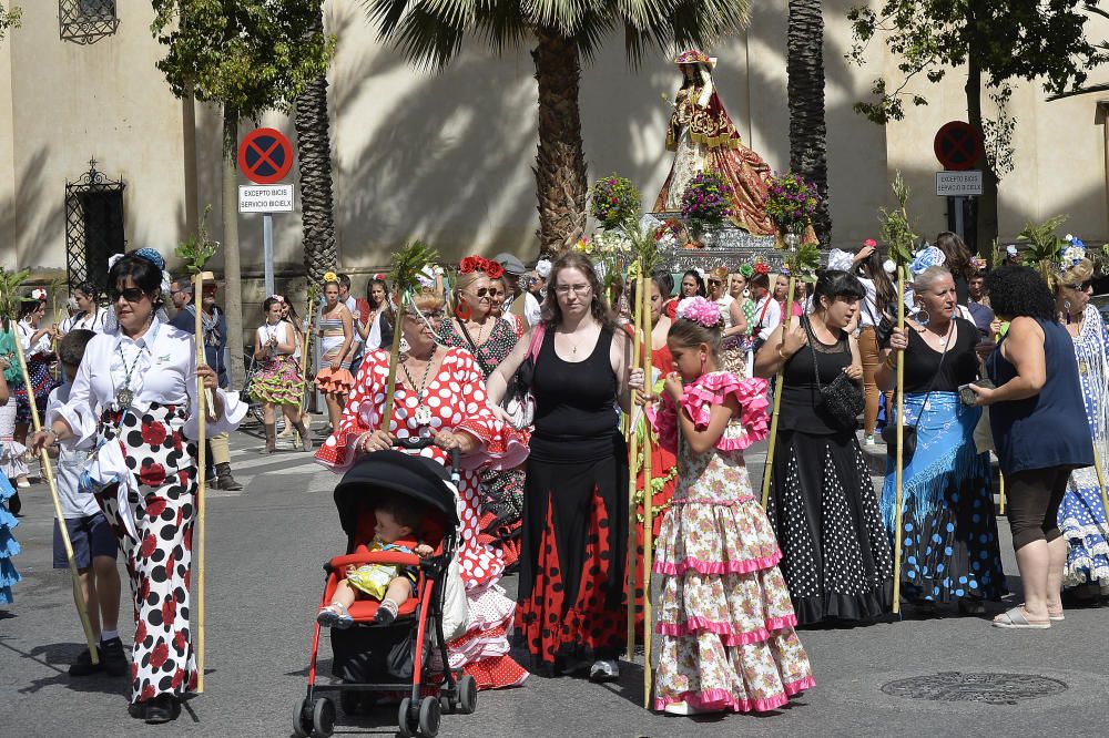 Cientos de personas acompañan a la Blanca Paloma hasta el Pantano