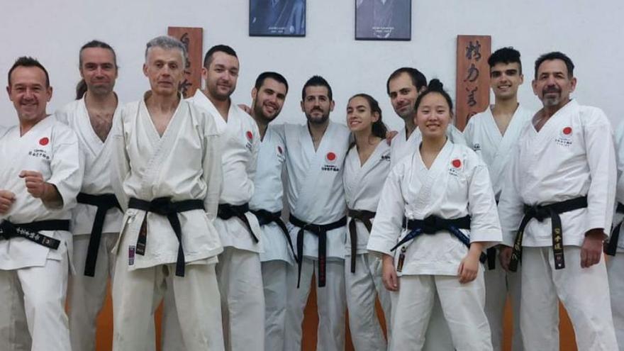 Entrenament de cinturons negres i marrons  de karate d’Esport7