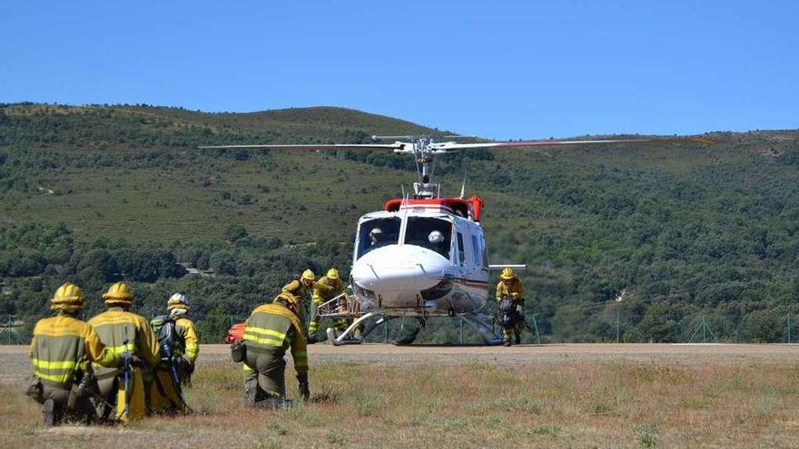 Uhna cuadrilla helitransportada se dispone a subir a helicóptero.