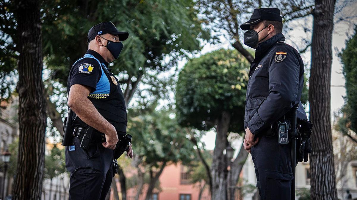 Padre e hijo en la céntrica Plaza del Adelantado, en La Laguna.