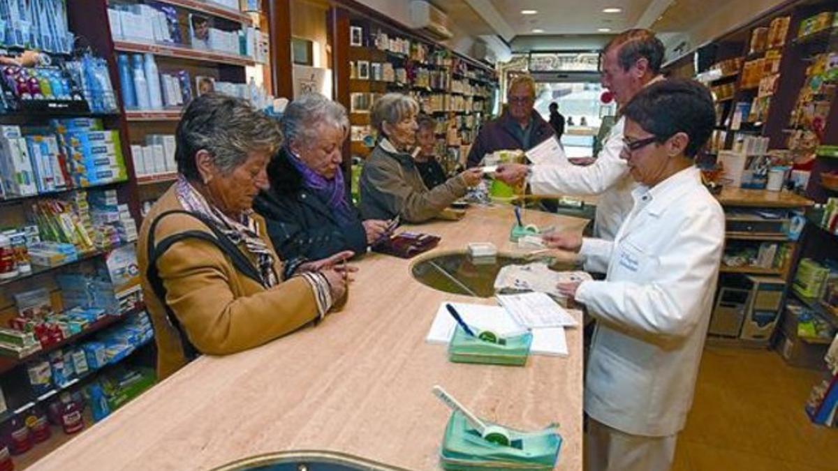 El euro por receta se cobrará, a partir del 1 de julio, a los medicamentos de más de 1,67 euros, con un tope de 62 euros al año.