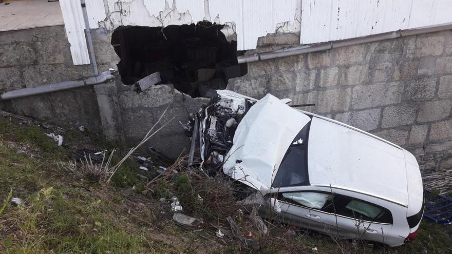 El coche y el enorme boquete del accidente.