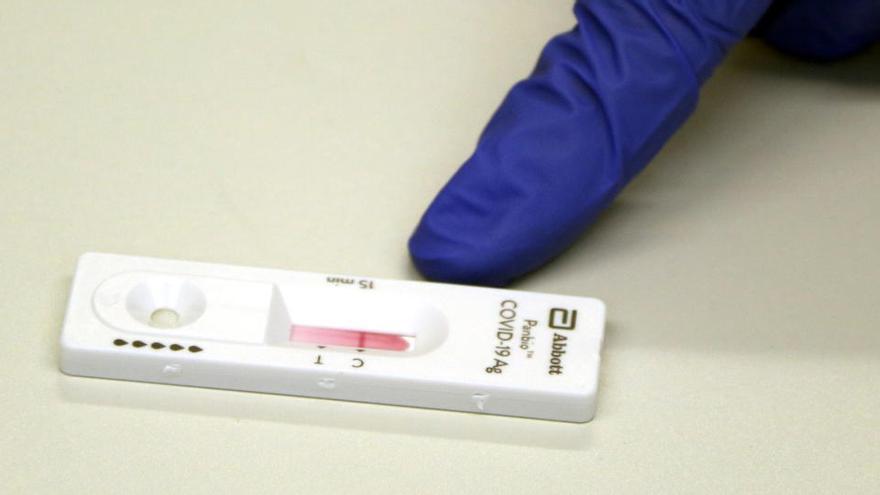 Un test ràpid d&#039;antigens amb resultat negatiu