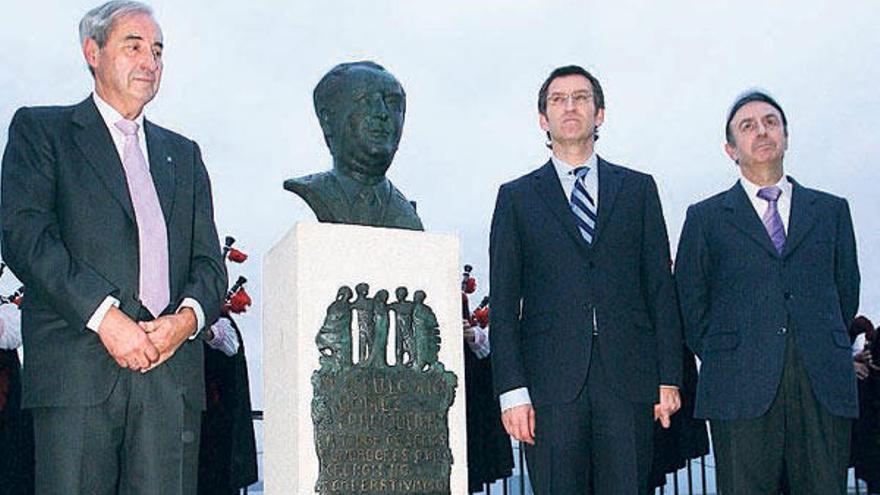 Feijóo y Franqueira hijo; al fondo, retrato del fundador de Coren. // J.R