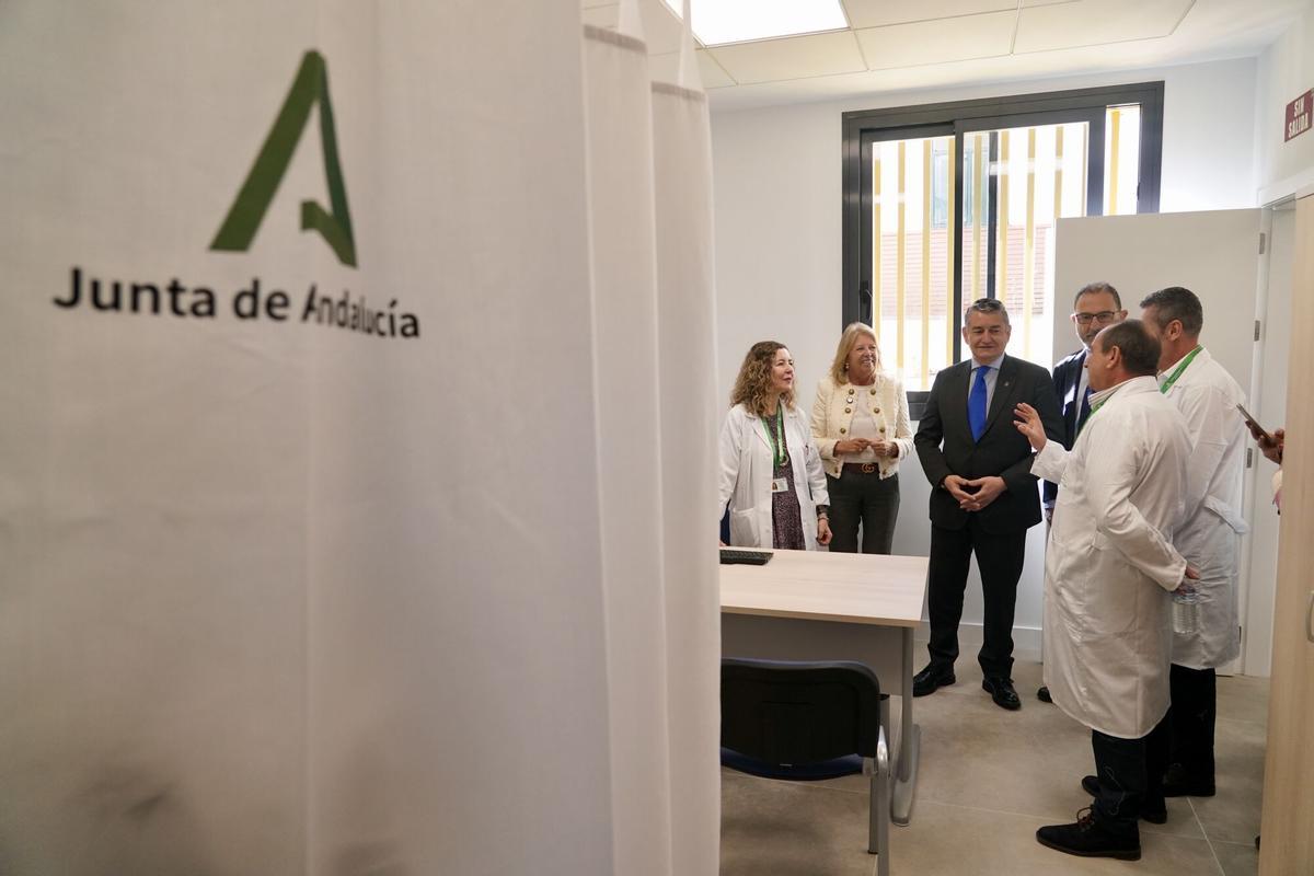 El consejero de Sanidad de la Junta de Andalucía, Antonio Sanz, en un centro de salud en una imagen de archivo.