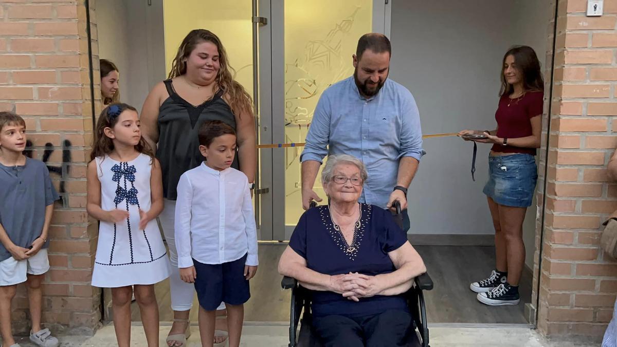 Remedios Alcayde, presidiendo la inauguración del casal