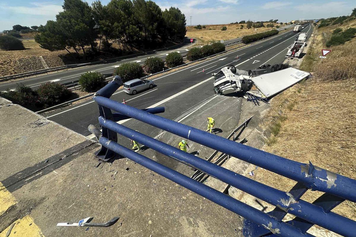 CARMONA (SEVILLA), 22/06/2024.- Fotografía del accidente camión ha caído este sábado, desde un paso elevado en la A4 a la altura de Carmona (Sevilla) dirección Madrid. La autovía A-4 se encuentra cortada al tráfico en sentido Madrid a la altura de Carmona (Sevilla), por el accidente de un camión que ha caído por un puente y ha quedado atravesado en la vía. Emergencias 112 Andalucía ha informado a EFE de a las 13.00 horas se han recibido varias llamadas que alertaban del suceso, en el kilómetro 508 de la citada vía. EFE/ David Arjona