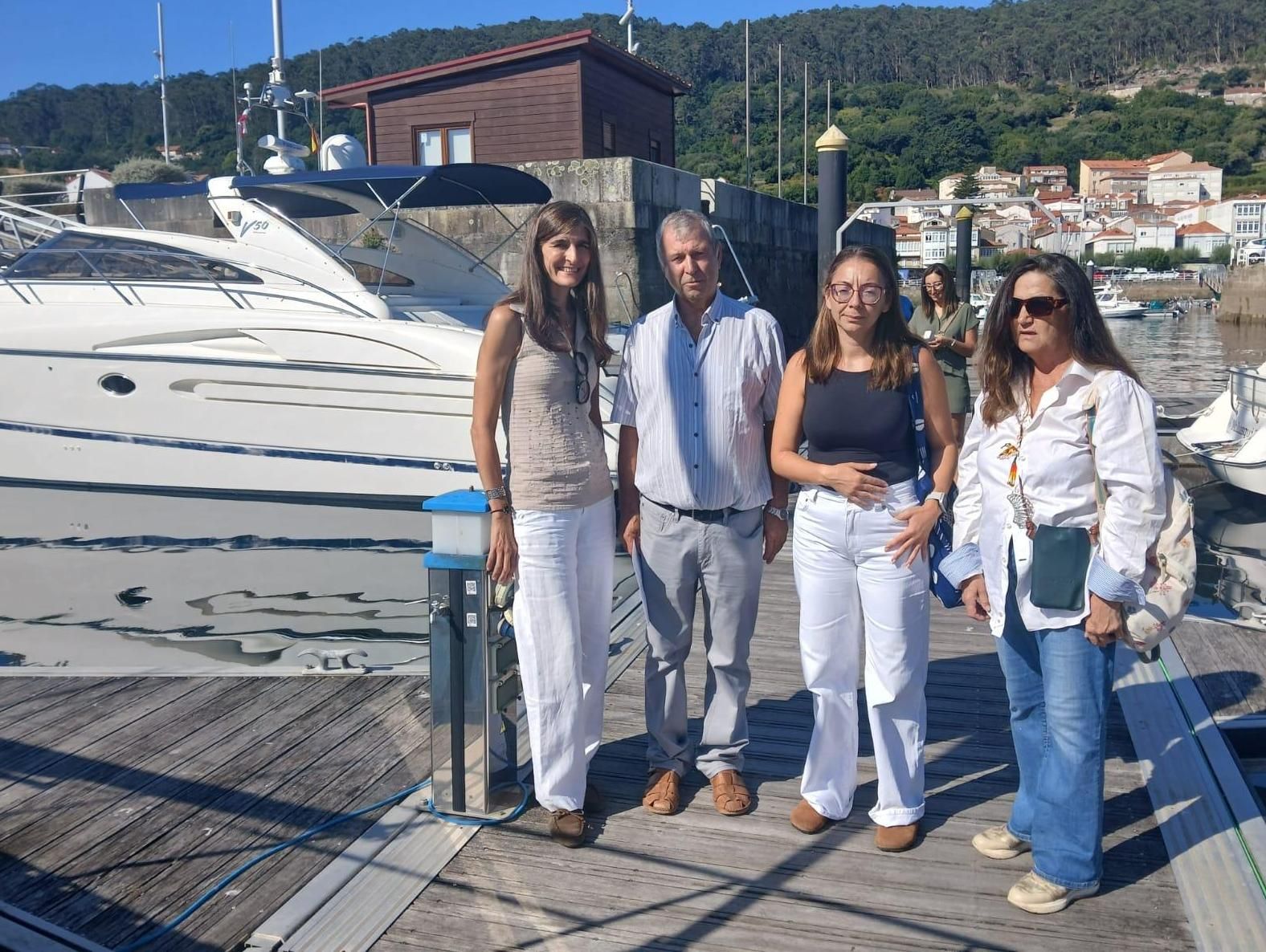 Por la izquierda, Natalia Botana, Daniel Formoso, María Lago y Rosario Medina, en el puerto de Muros.