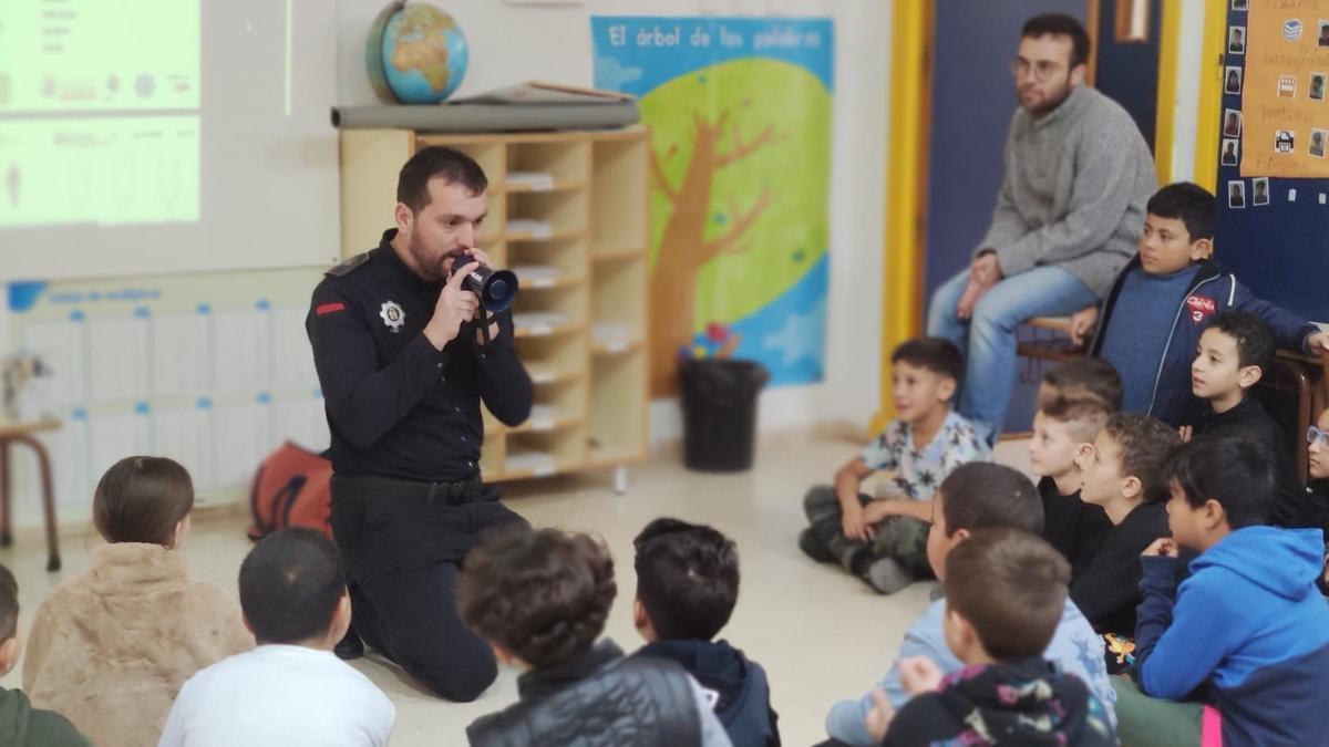 Víctor Navarro en una de sus clases de educación vial.