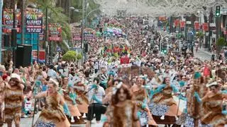 Las hogueras y barracas de Alicante derrochan creatividad en el Desfile del Ninot