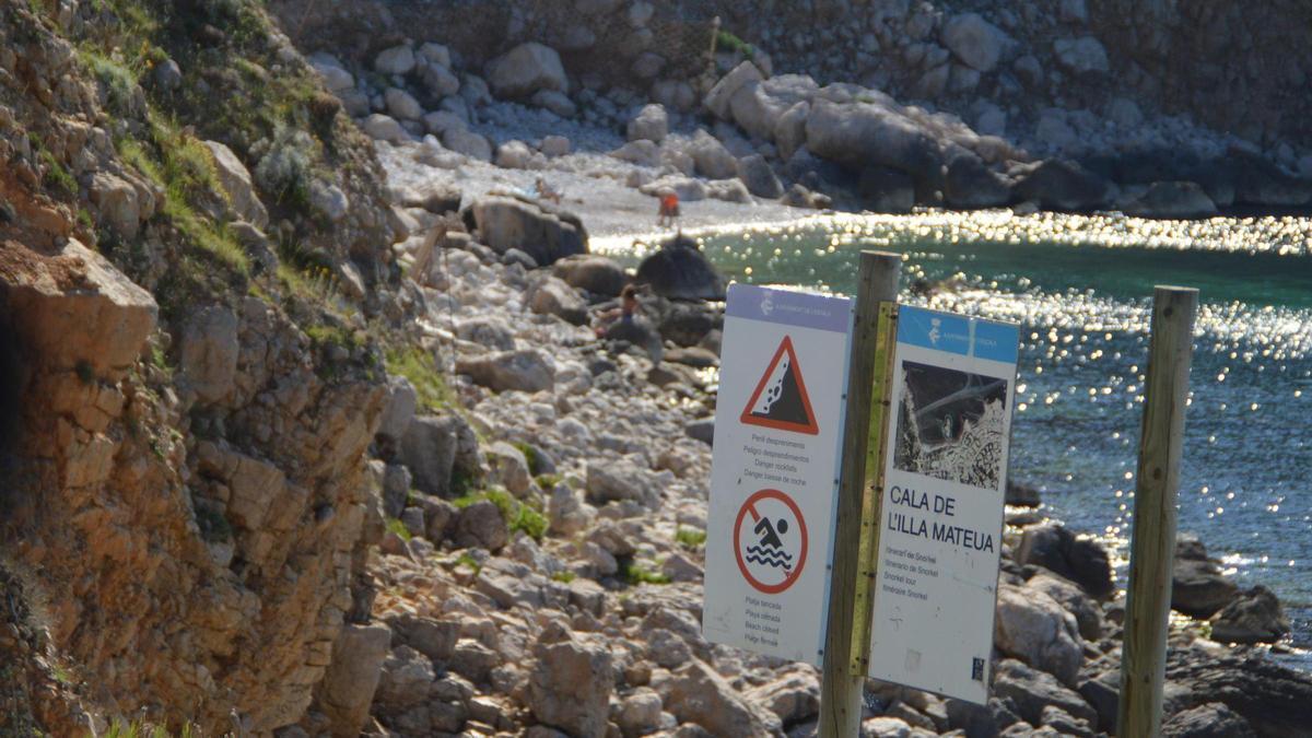 La cala d’Illa Mateua, tancada per perill d’esllavissada.