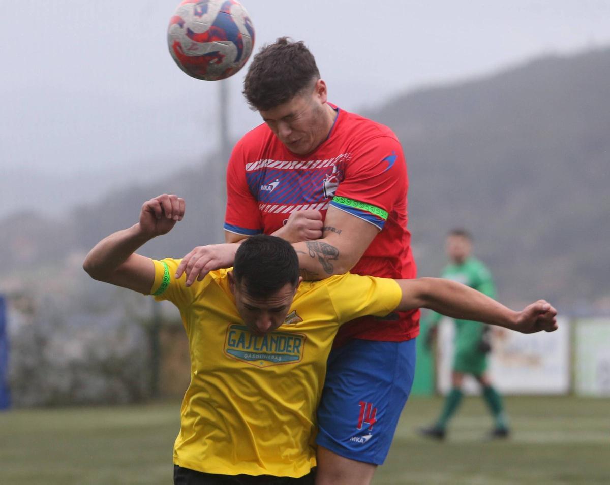 Antón salta para disputar un balón ante un rival del Guardés, ayer en el campo de A Granxa.