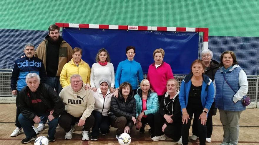 Llega a Asturias el "fútbol andando", la modalidad deportiva para mayores de 60 años (muchos de ellos mujeres): "Buscamos socializar y hacer deporte"