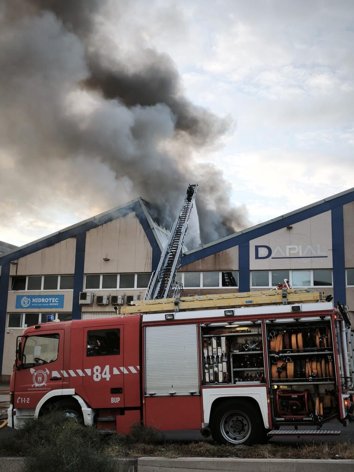 Incendio en una nave industrial en Güímar