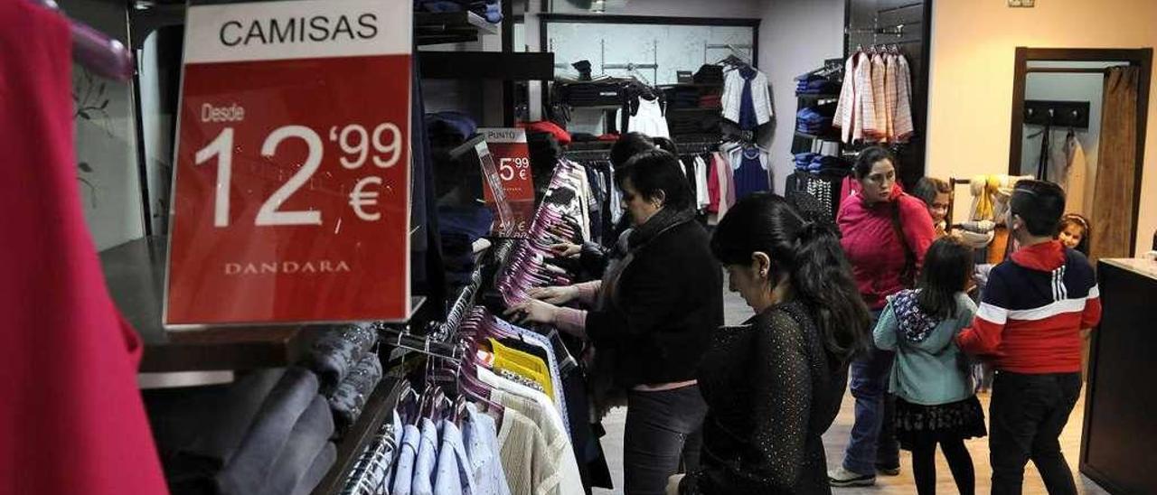 Clientes en una tienda de ropa de la calle D de Lalín en la que ya se aplican rebajas. // Bernabé/J. Lalín