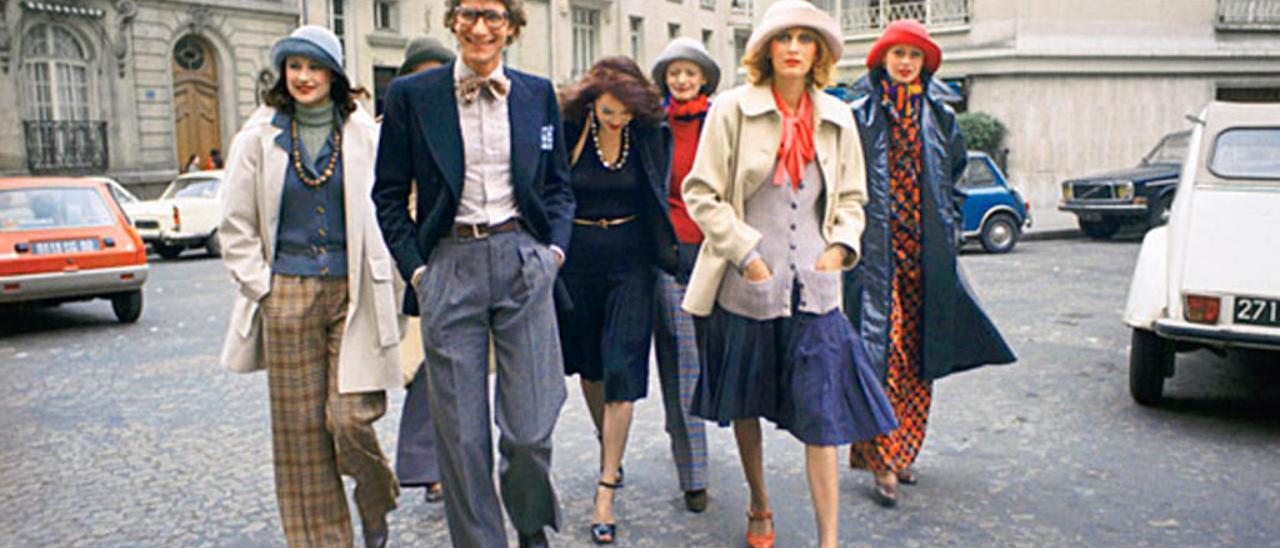 Yves Saint Laurent, con varias modelos, en los años setenta del siglo XX.