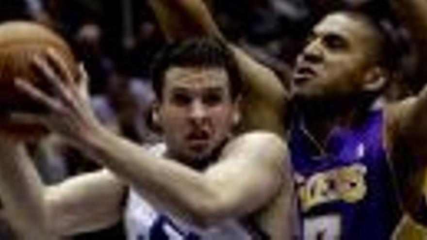 Raúl López derrota a Los Angeles Lakers