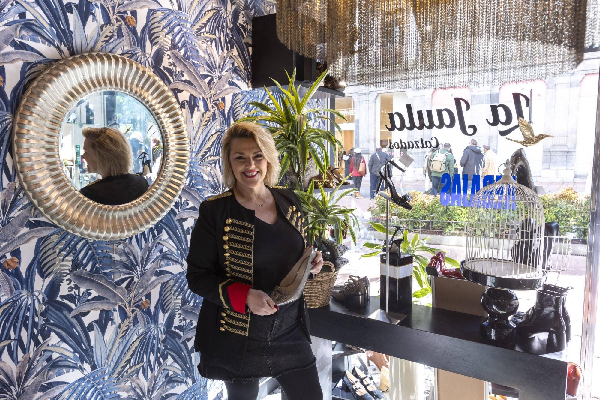 EN IMÁGENES: El  tiempo gélido anima las rebajas en Oviedo