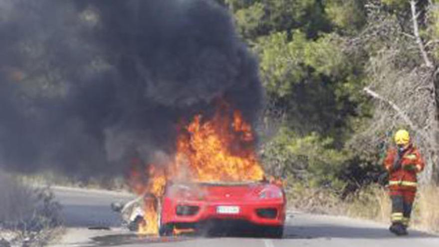 El coche de Banega, en llamas.