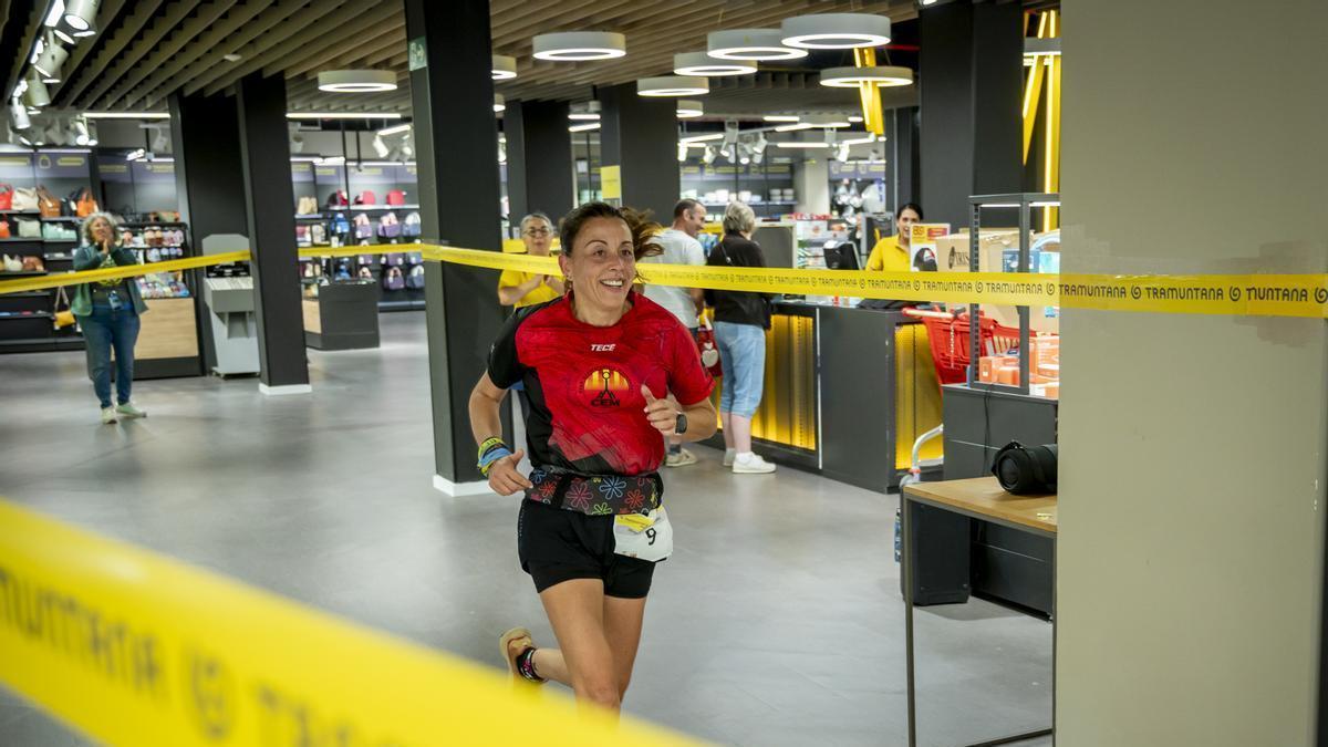 Una participant de l'edició de 2025 en el tram final dins un supermercat.