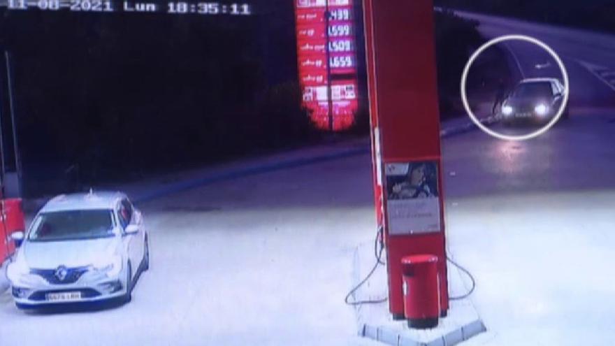 Cámaras de seguridad de la gasolinera que muestran el momento en el que el menor es abandonado en la gasolinera