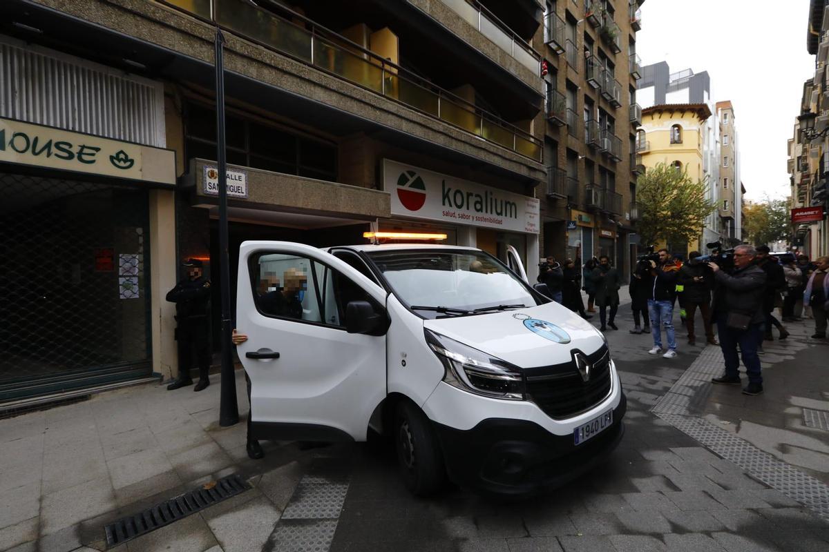 La Hermandad de la Sangre de Cristo recoge el cuerpo de la mujer asesinada.