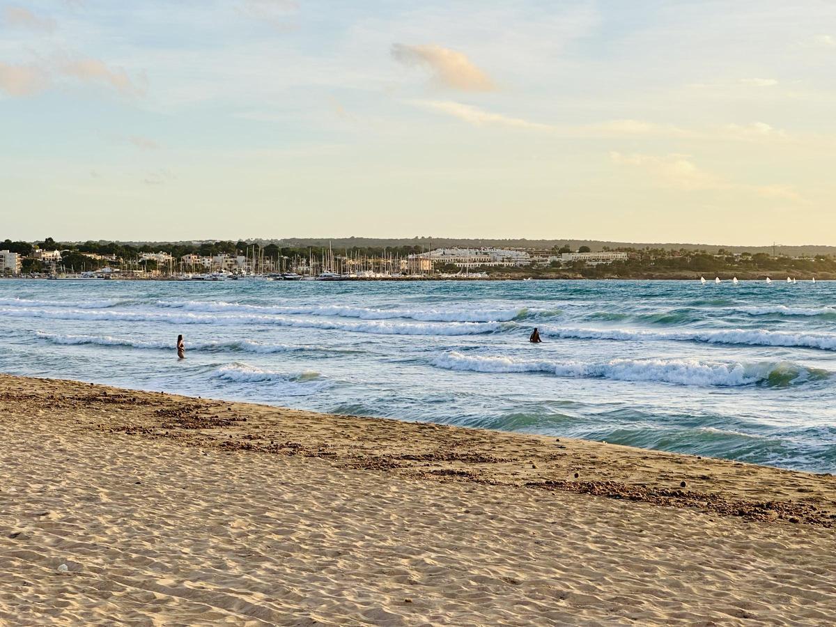 Zwei abgehärtete Badegäste an der Playa de Palma am Samstag (15.11.).
