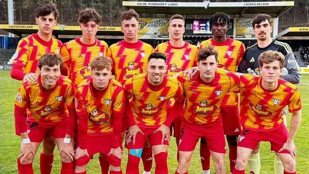 El once titular del Ejea, antes del partido ante el CD Tudelano.