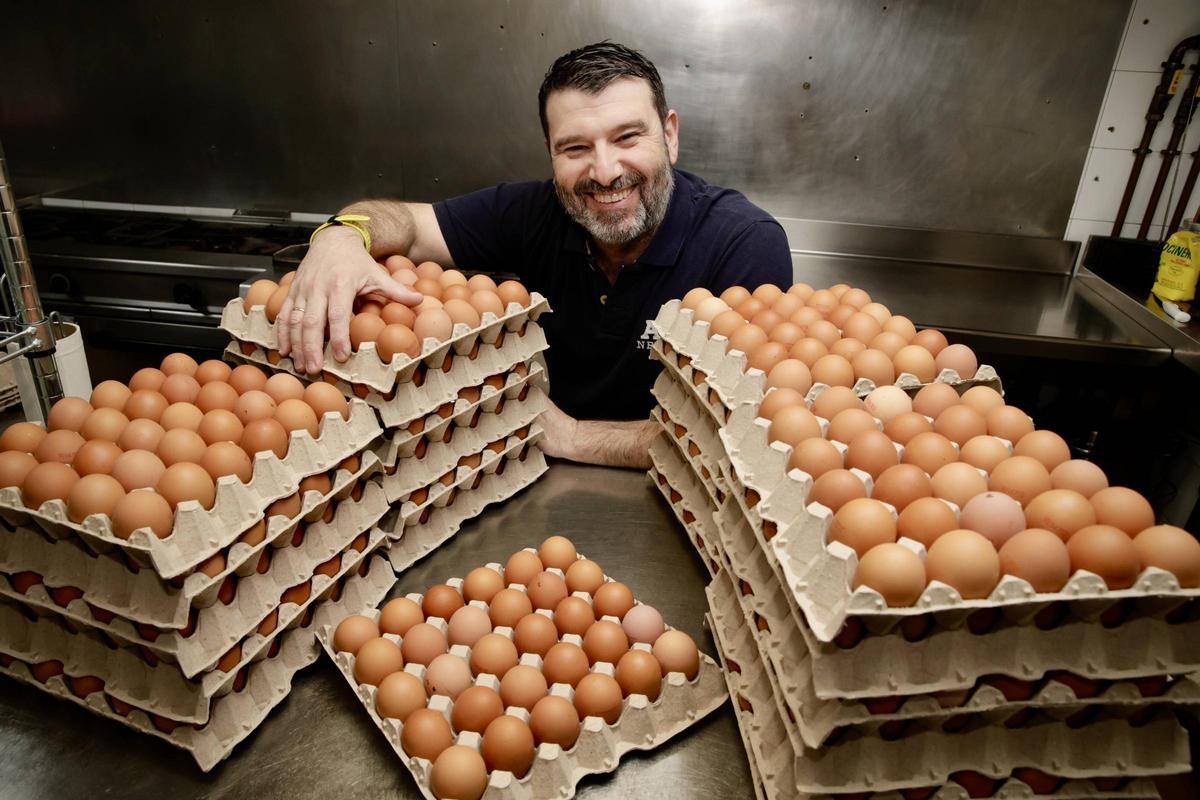 Daniel Menéndez en la cocina de la Markina, en Oviedo.