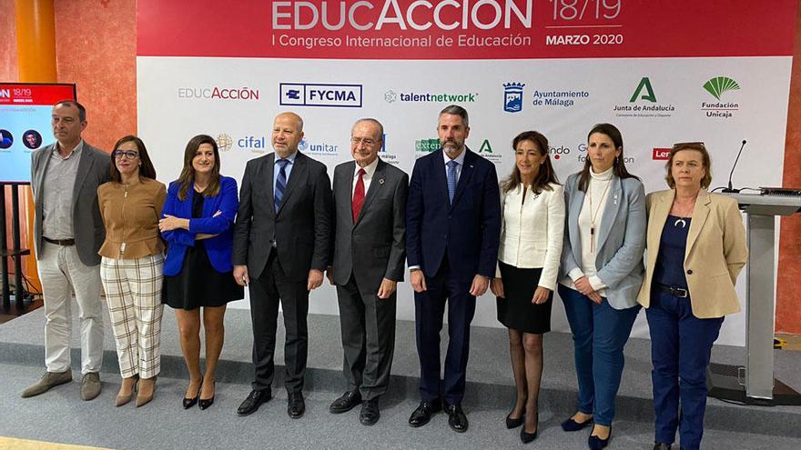 Foto de familia tras la presentación del congreso EducAcción.