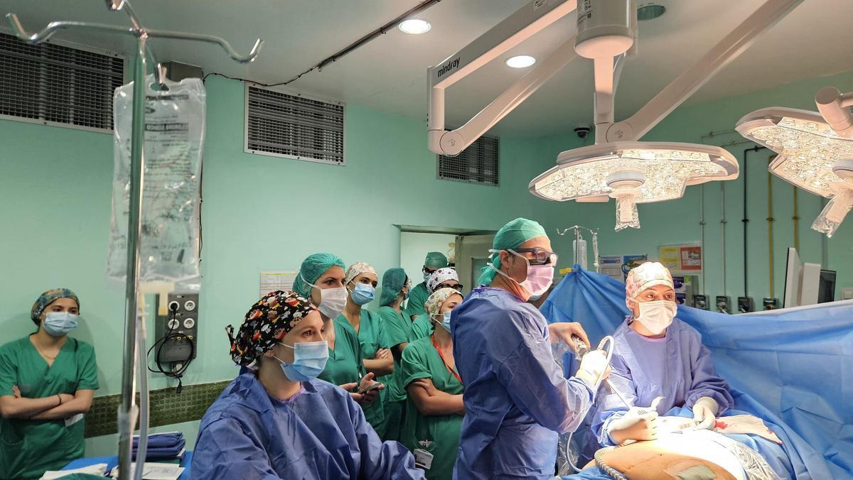 Un momento de la cirugía practicada en el Hospital General de Elche de forma pionera en la Comunidad Valenciana