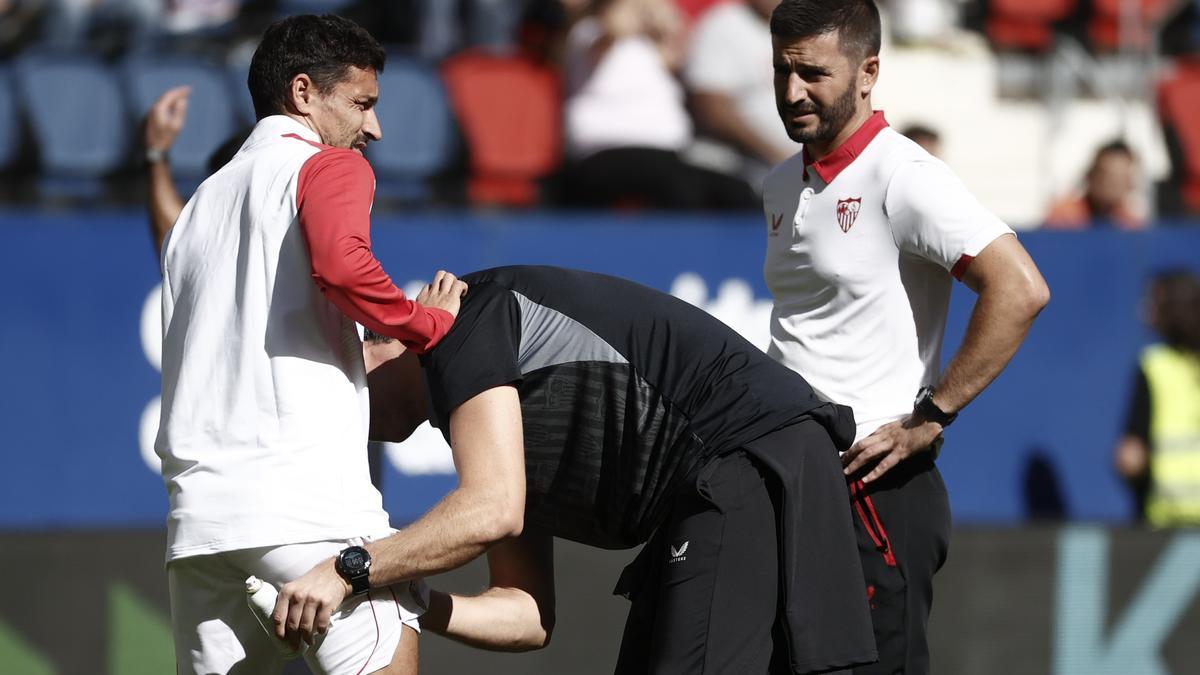El defensa del Sevilla Jesús Navas es atendido por los servicios médicos del equipo durante el calentamiento previo al encuentro correspondiente a la jornada 6 de LaLiga que enfrenta a ambos equipos este sábado en El Sadar de Pamplona.