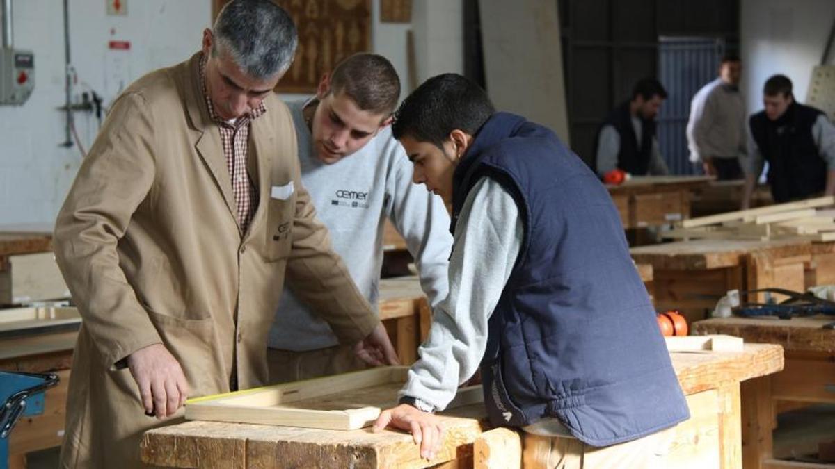 Alumnos andaluces de FP Dual formándose en una empresa especializada en madera.