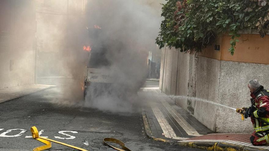 Arde un camión de reparto en Tafira