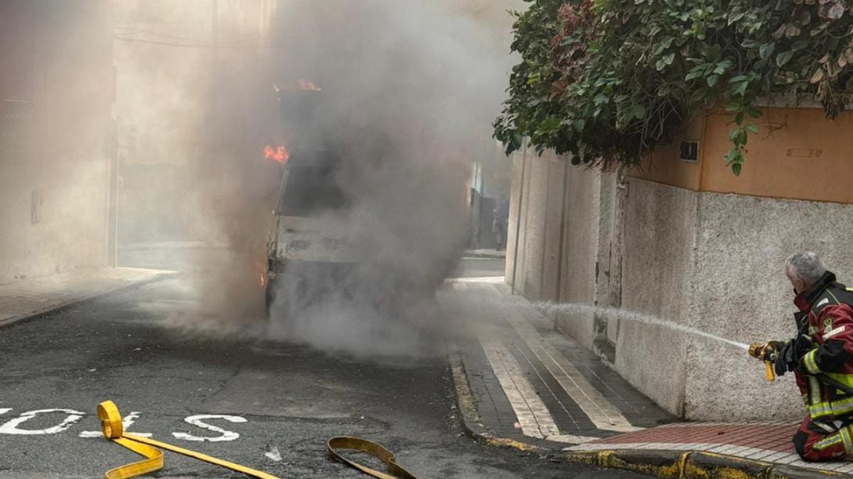 Arde un camión en Tafira Baja