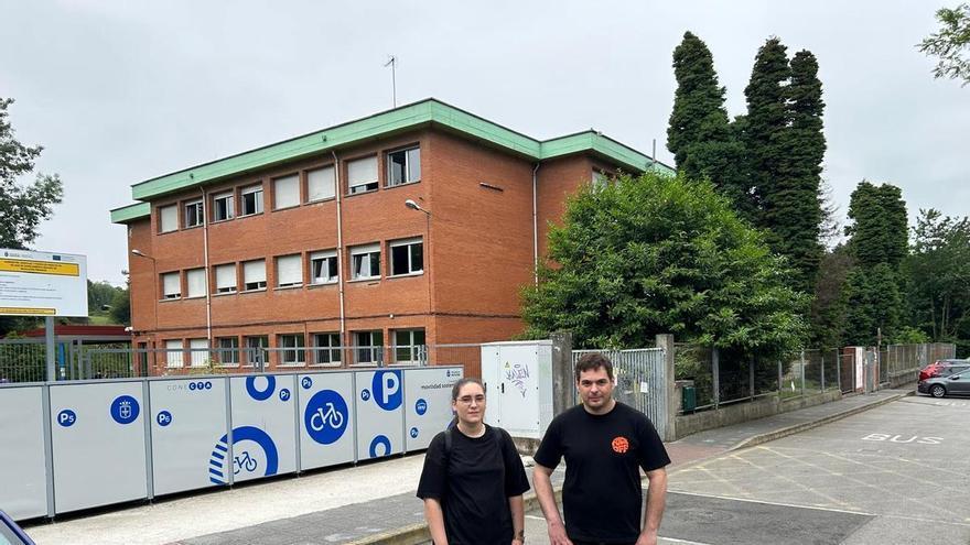 Dos mellizos con autismo no pueden ir al colegio de al lado de su casa en Lugones por la falta de un auxiliar, denuncian sus padres: "Es una injusticia"